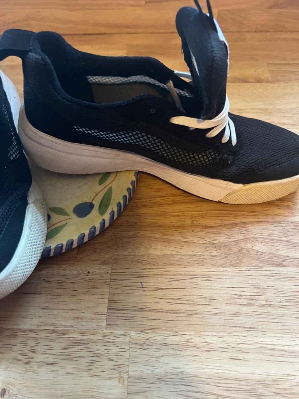 Vans women Black and White Ultrarange Sneakers - Picture 2 of 5